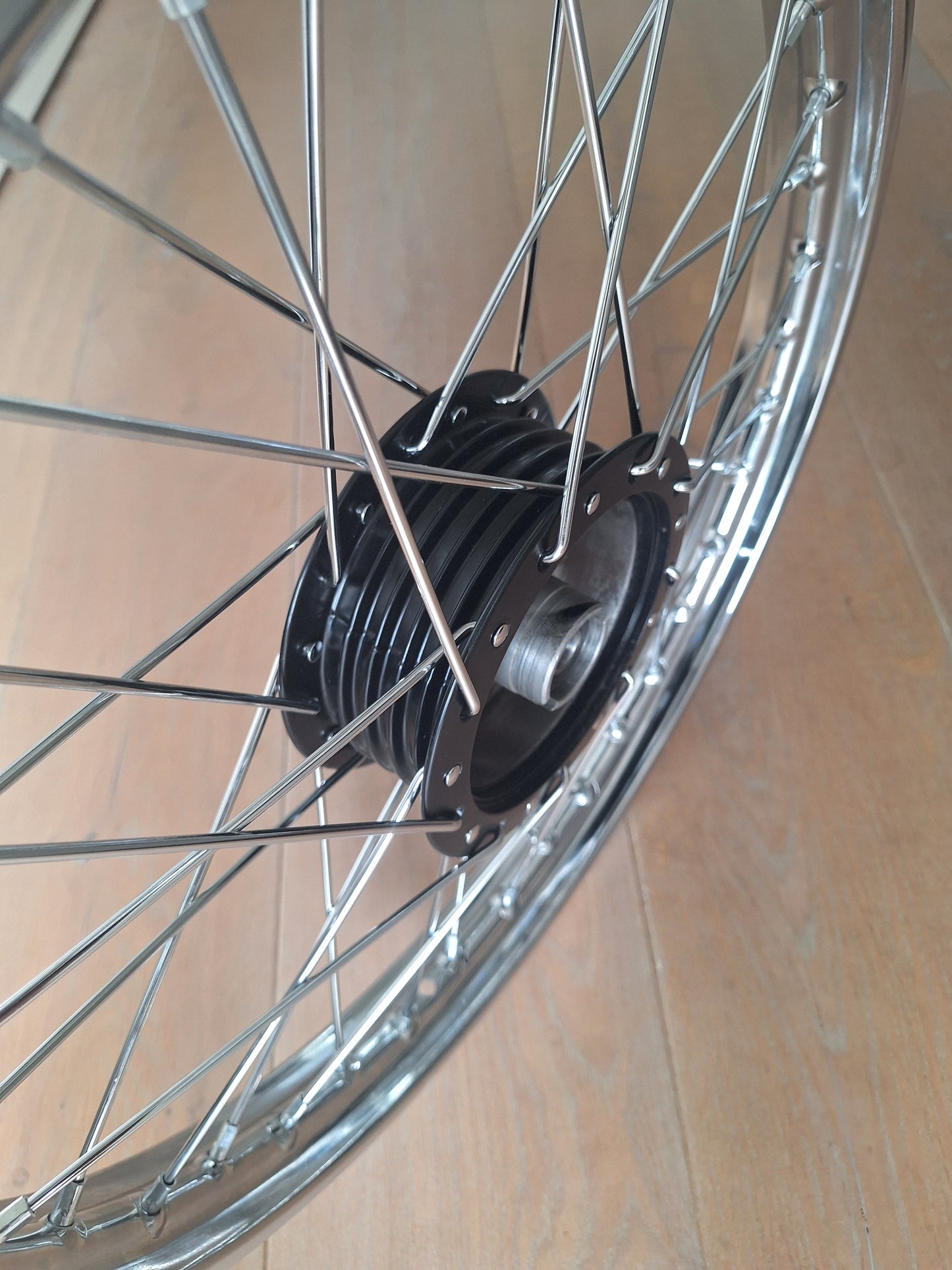 Voorwiel Tomos 4L / APN / ATX zwarte naaf