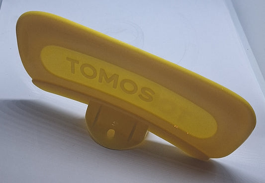 Gele plaat met opdruk Tomos als origineel 3D print