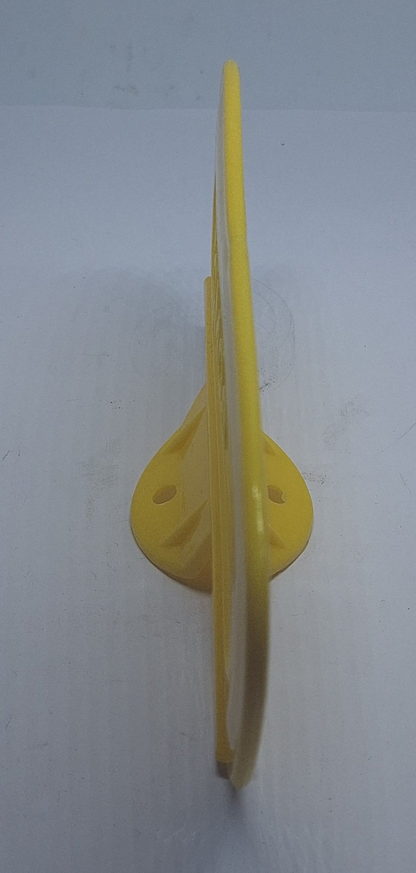 Gele plaat met opdruk Tomos als origineel 3D print