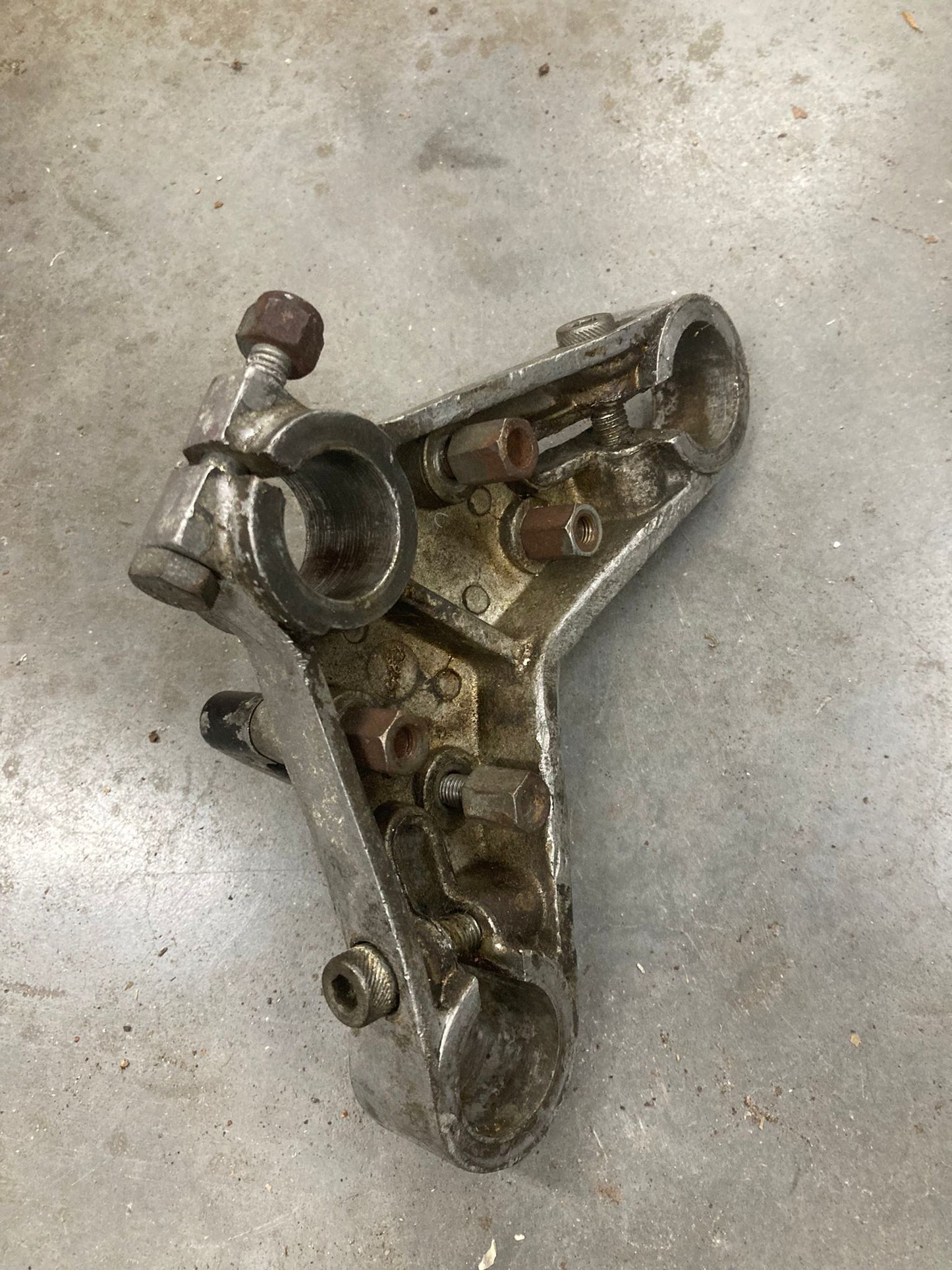 Bovenste kroonplaat met stuurstroppen voor 28mm poten Marzocchi Benelli / MotoBi / Moto Guzzi