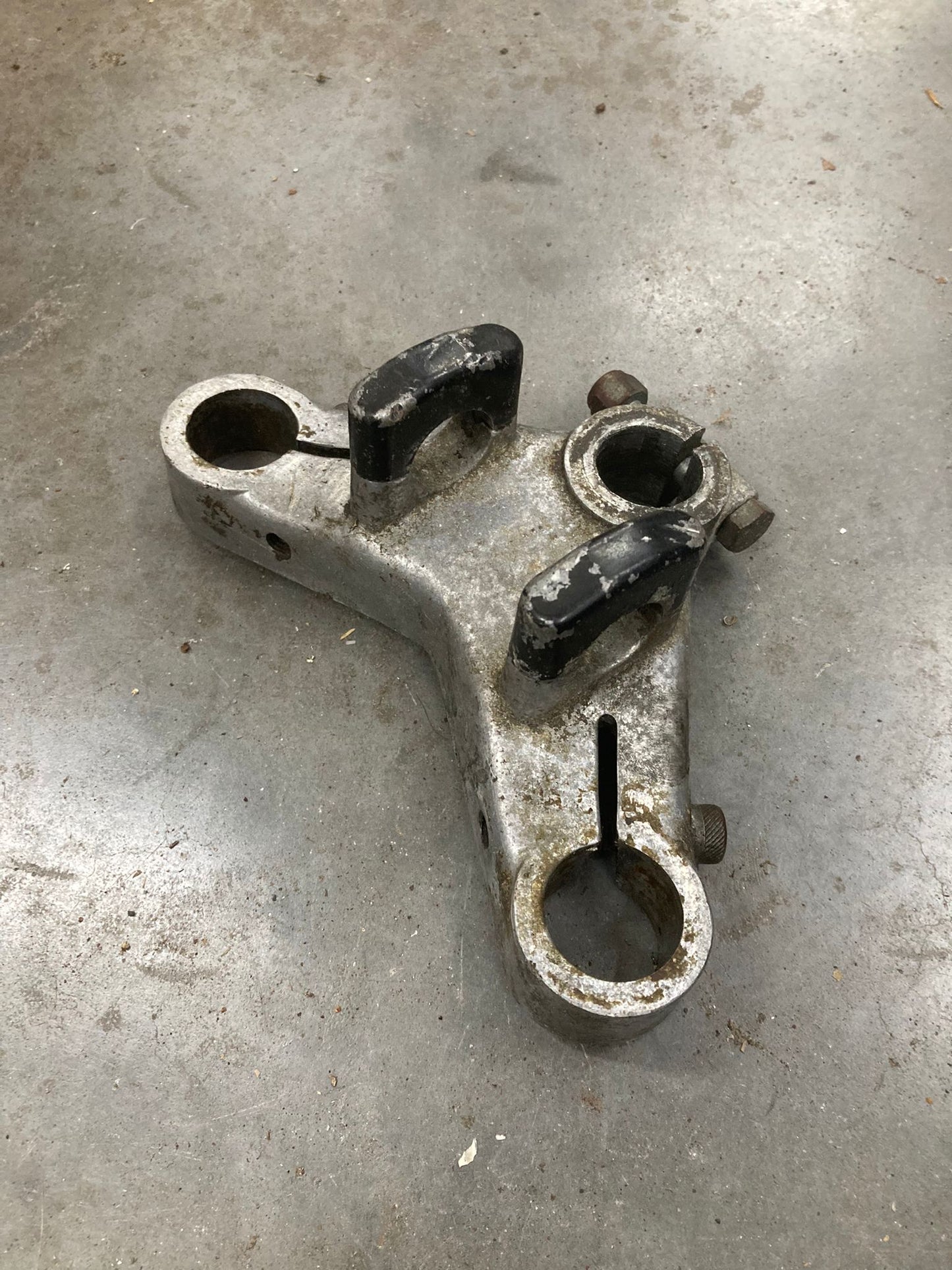 Bovenste kroonplaat met stuurstroppen voor 28mm poten Marzocchi Benelli / MotoBi / Moto Guzzi