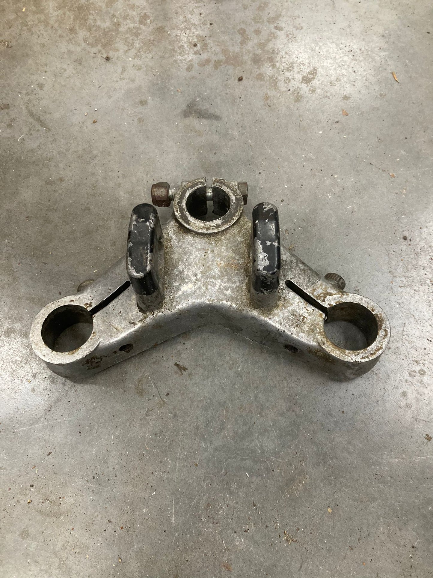 Bovenste kroonplaat met stuurstroppen voor 28mm poten Marzocchi Benelli / MotoBi / Moto Guzzi