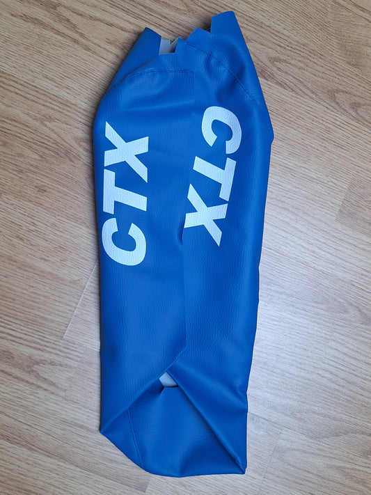 Zadelovertrek buddyseat Tomos CTX blauw met witte letters past ook op Tomos NTX 50