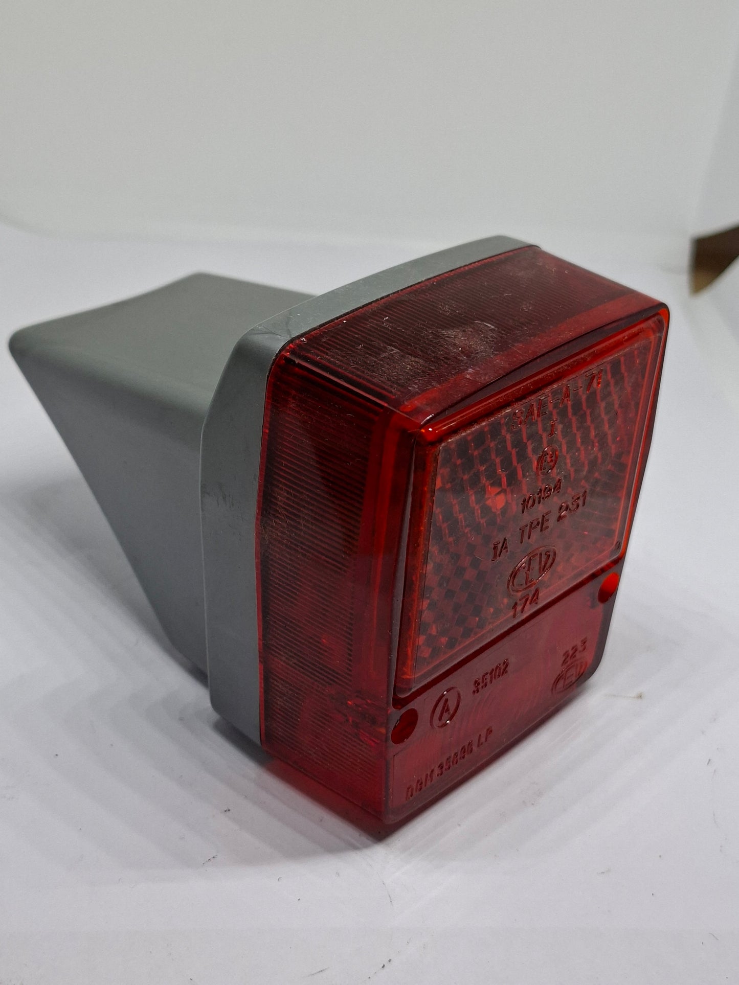 Achterlicht CEV 174 / 223 grijs universeel NOS