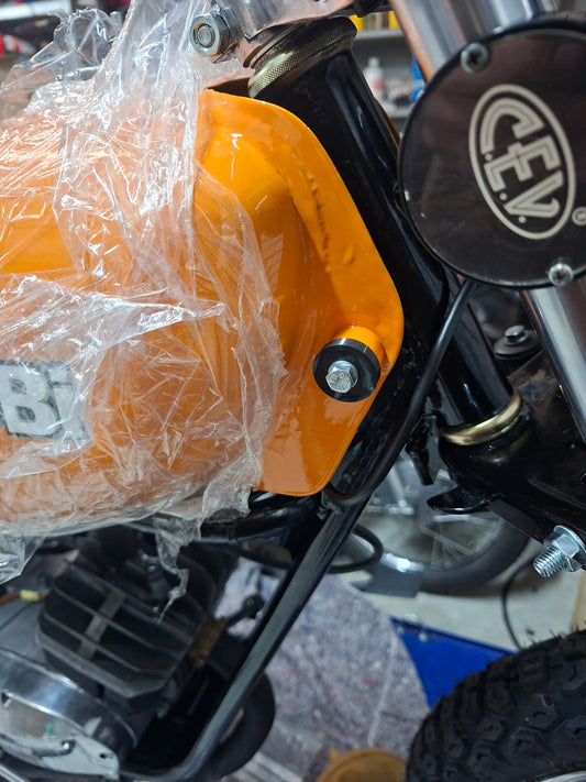 Tankrubber Benelli / MotoBi / Moto Guzzi 50 Cross voorzijde