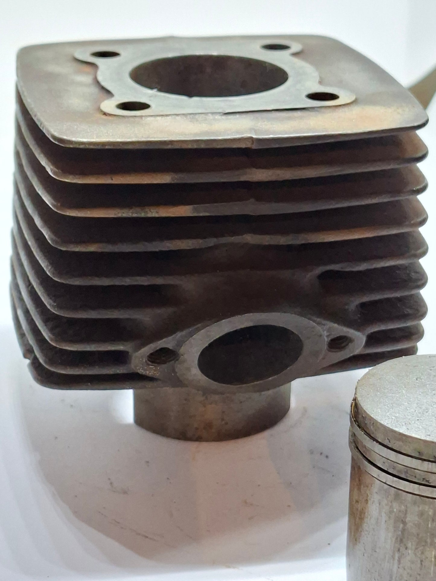 Cilinder Tomos 4L 2e hands (5)