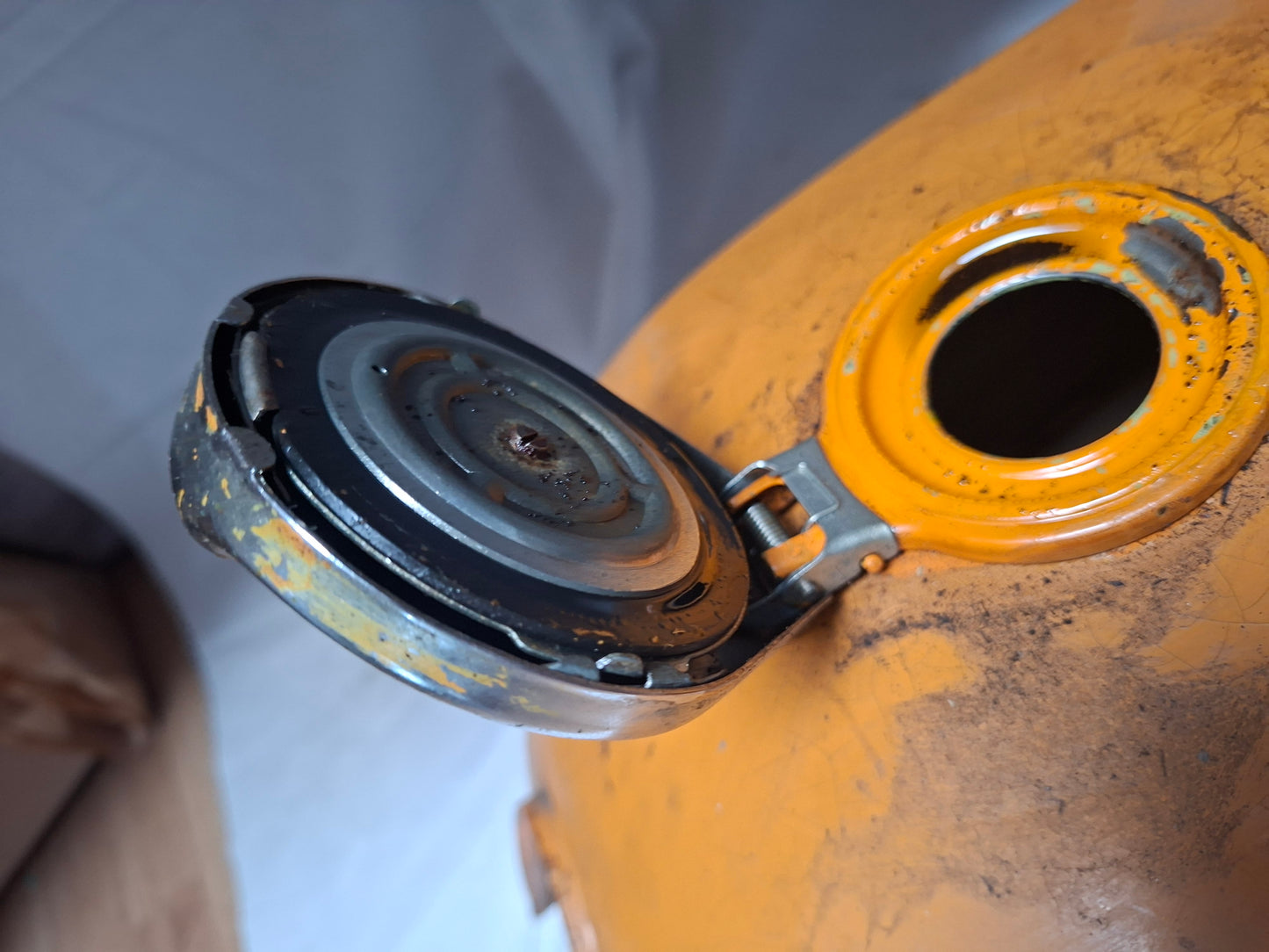 Benzinetank Benelli T50 / Turismo oranje (2)
