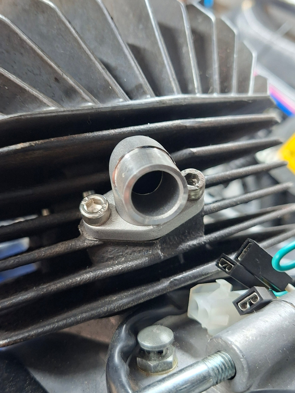Inlaatspruitstuk Benelli / MotoBi / Moto Guzzi gietijzeren cilinder