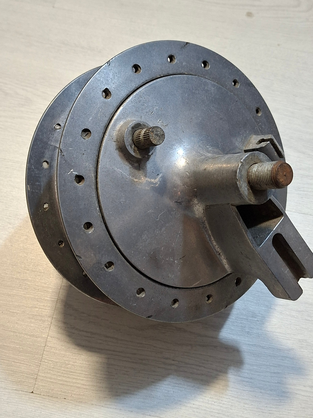 Grimeca Achternaaf GROOT incl. remankerplaat (136mm Remsegmenten / 186mm Buitendiameter) – Italiaanse Oldtimer / classic race